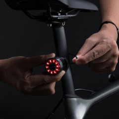 LED světlo zadní (5 světelných módů) s micro USB černé (4)